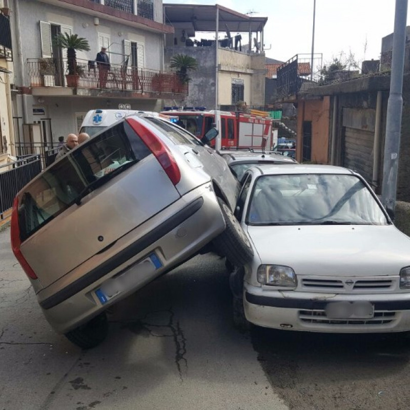 Malore mentre guida, investe tre auto