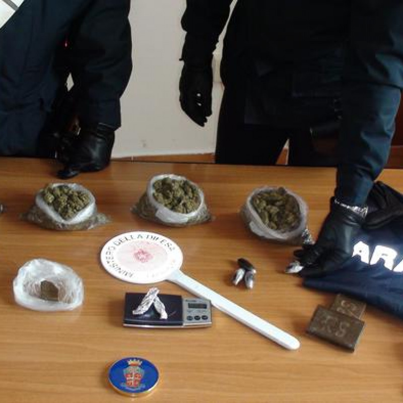 Crotone: in casa con hascisc e marijuana, arresto