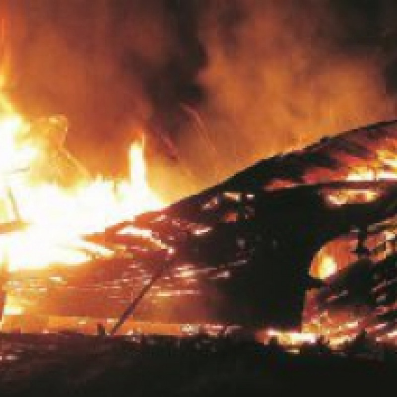 Belvedere, peschereccio distrutto dalle fiamme