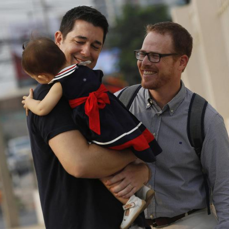 Gay: sì alla maternità surrogata per due papà