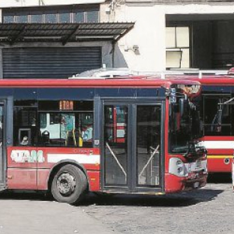 Reggio, sassi contro un autobus