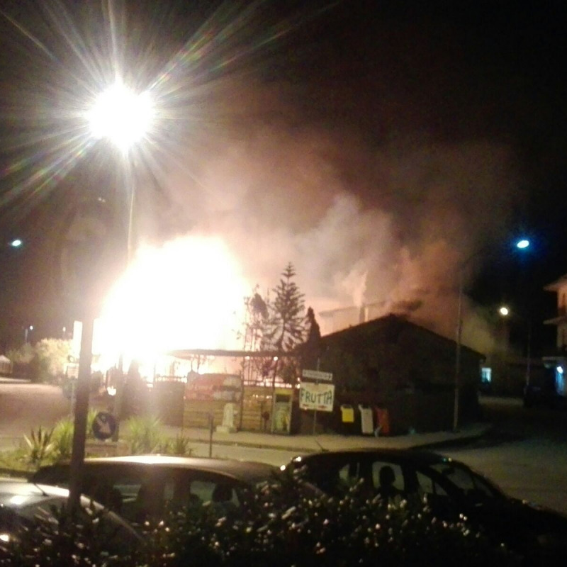 Incendio distrugge ristorante a Squillace Lido