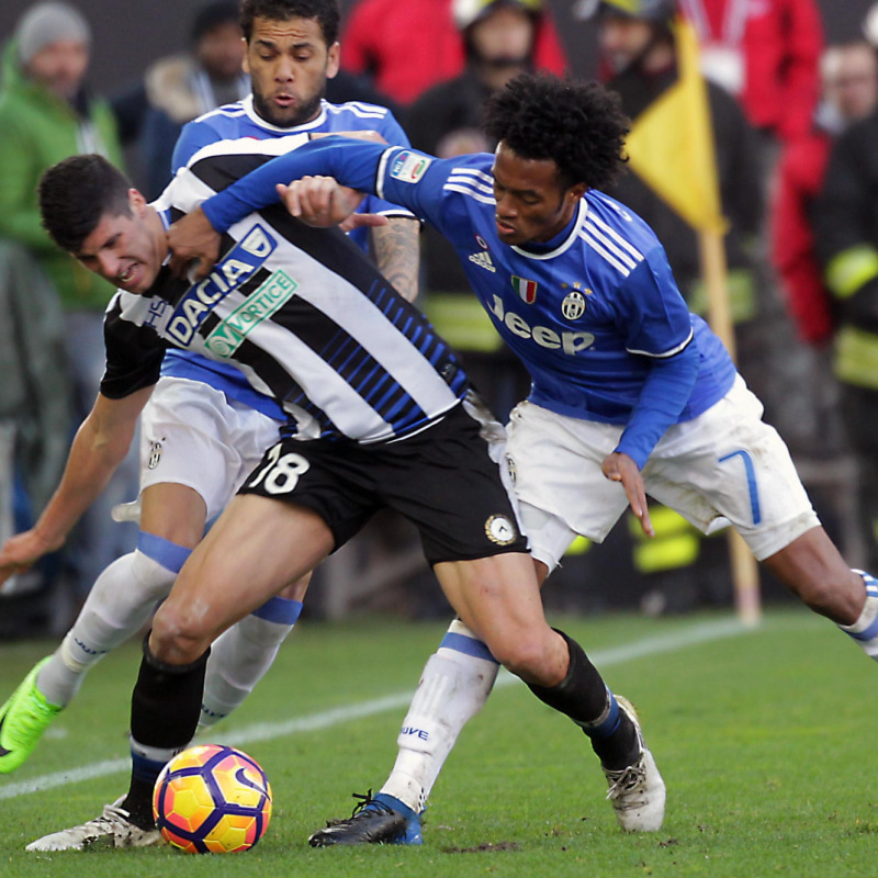 Primo pari della Juve, l'Inter dilaga a Cagliari