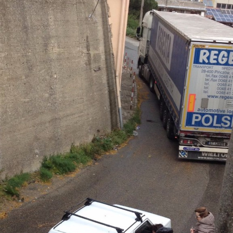 Camion incastrato in via Noviziato