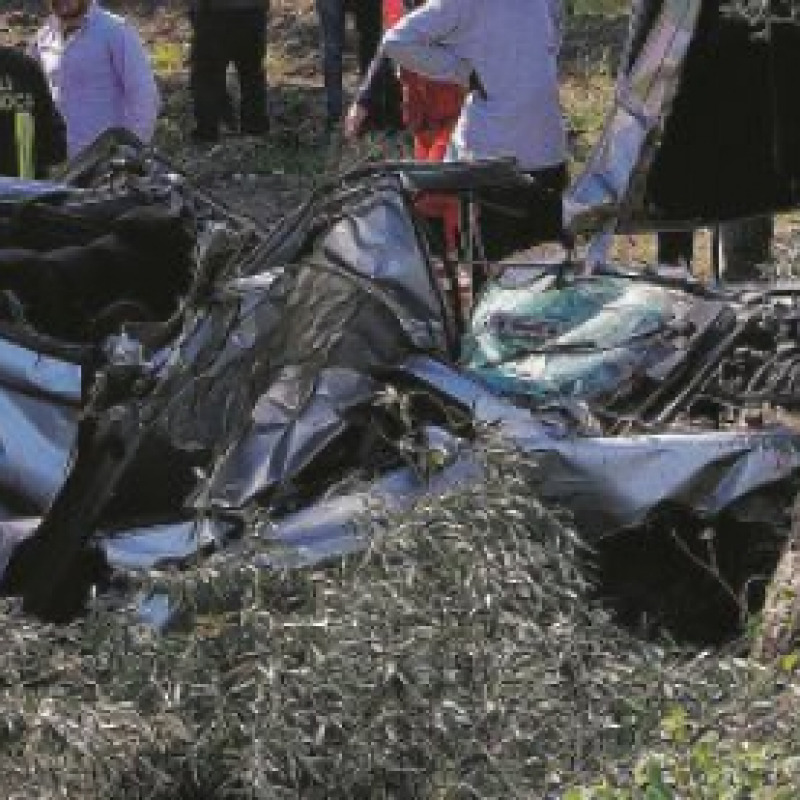 Si schianta contro un albero di ulivo