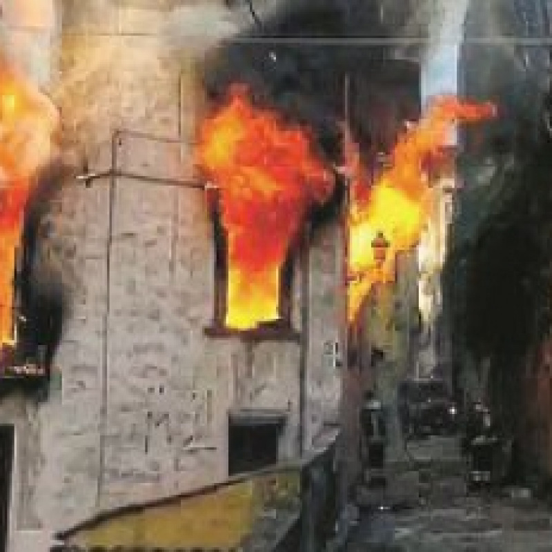 Paura per un edificio in fiamme nel cuore del centro storico