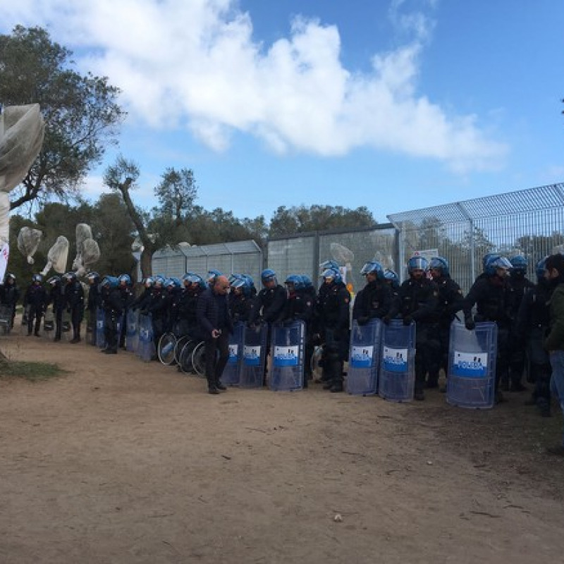 Cariche della polizia a sit-in contro espianto ulivi