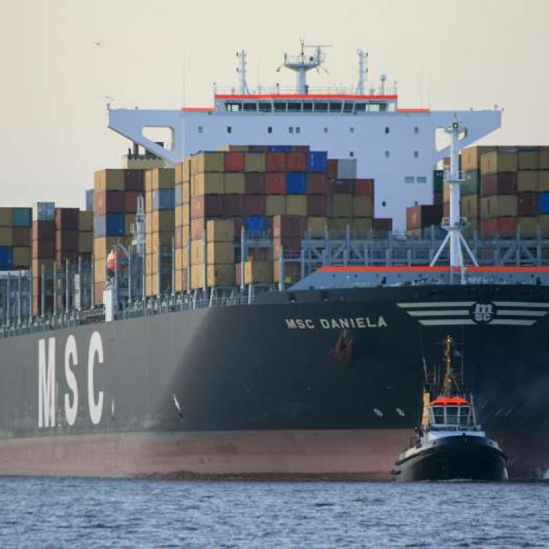 In fiamme la porta container Msc Daniela