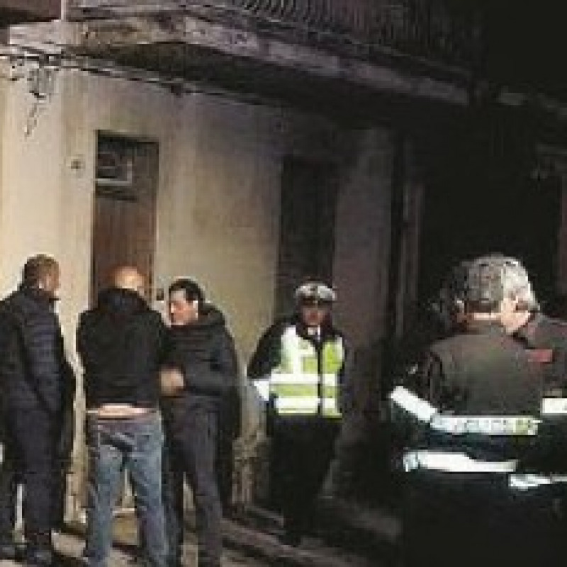 Anziano docente muore carbonizzato in casa