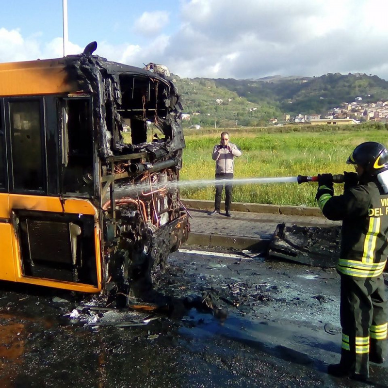 Lamezia, in fiamme autobus Multiservizi