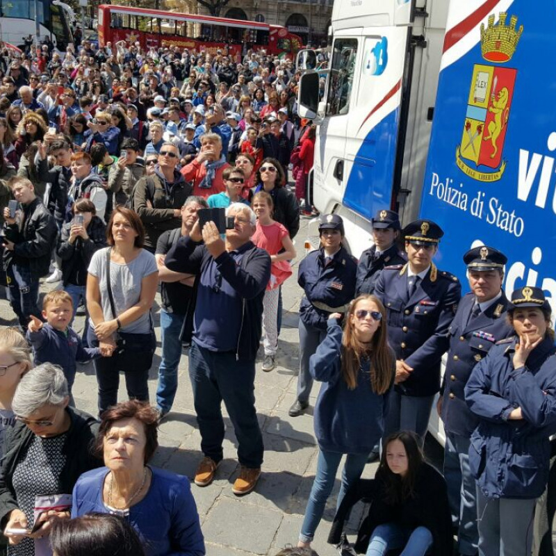 Truck polizia di stato a Piazza Duomo