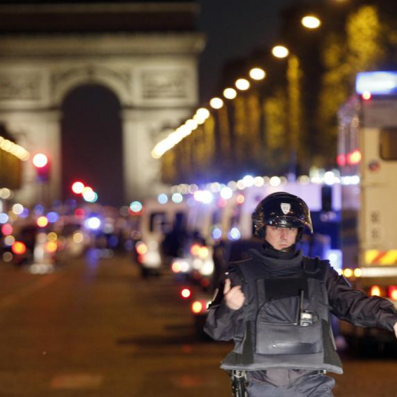 Sparatoria agli Champs Elysees: morti un agente e l'aggressore