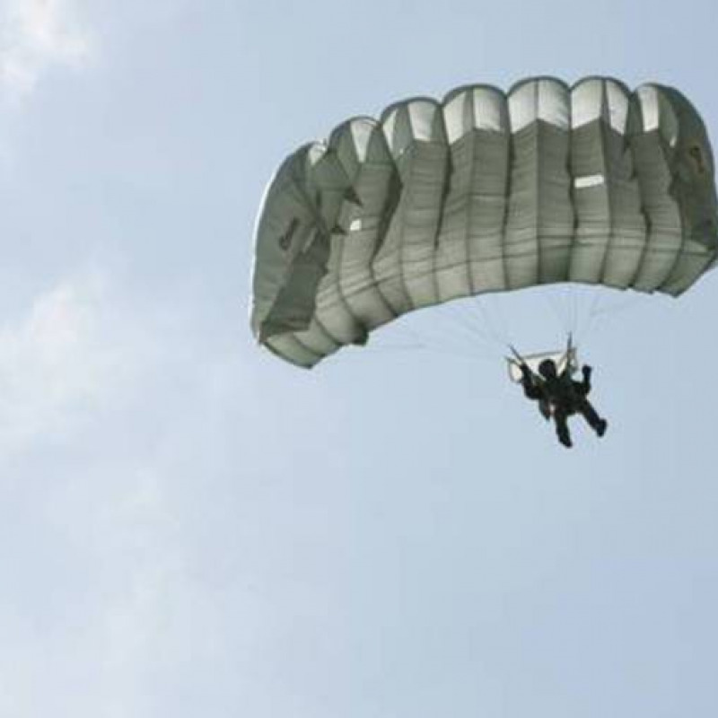 A 96 anni si getta con paracadute