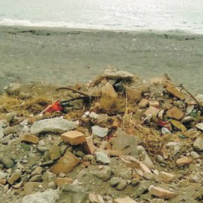 Materiale edile buttato in spiaggia