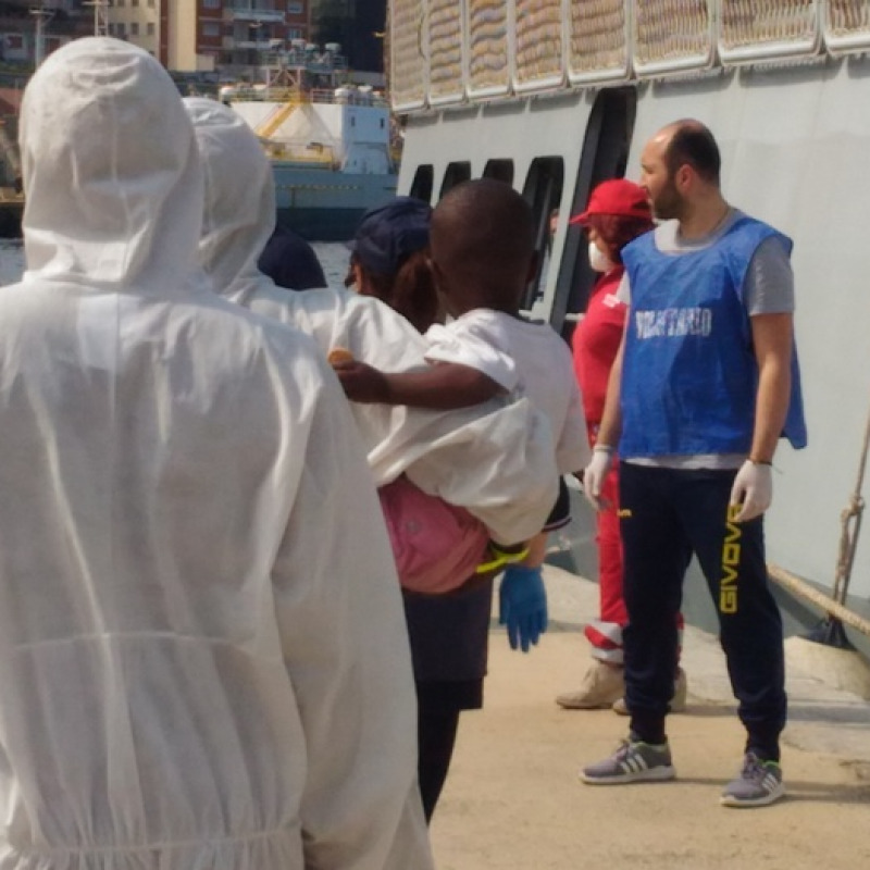 Migranti: due navi in Calabria, 32 salme