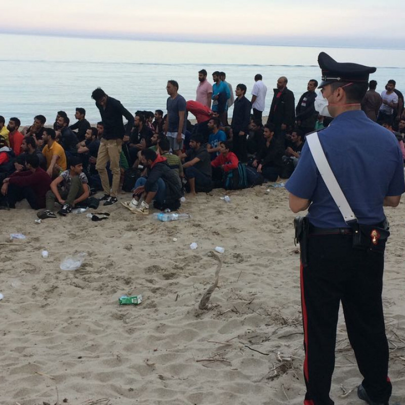 Barcone sfugge ai controlli e arrivano 150 migranti