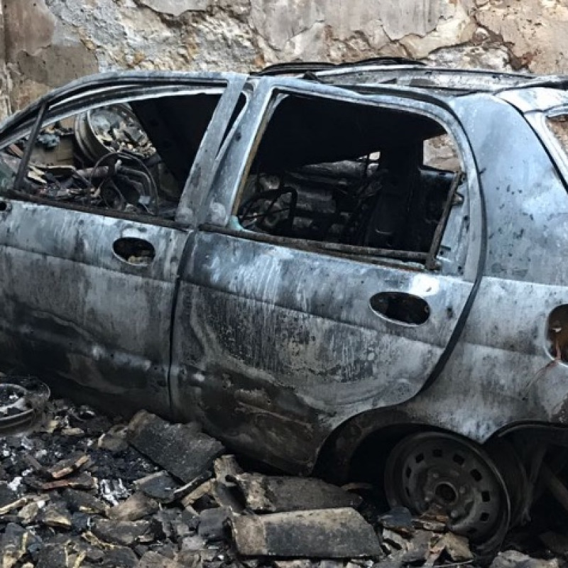 Incendio in un garage, distrutte due auto