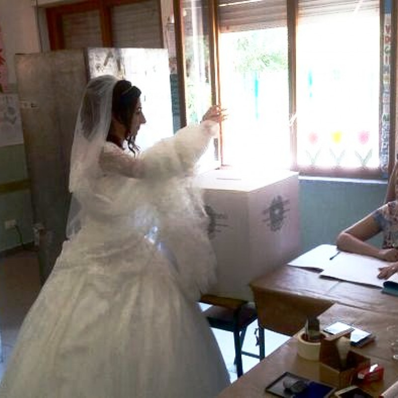 Al seggio in abito bianco,vota neo sposa