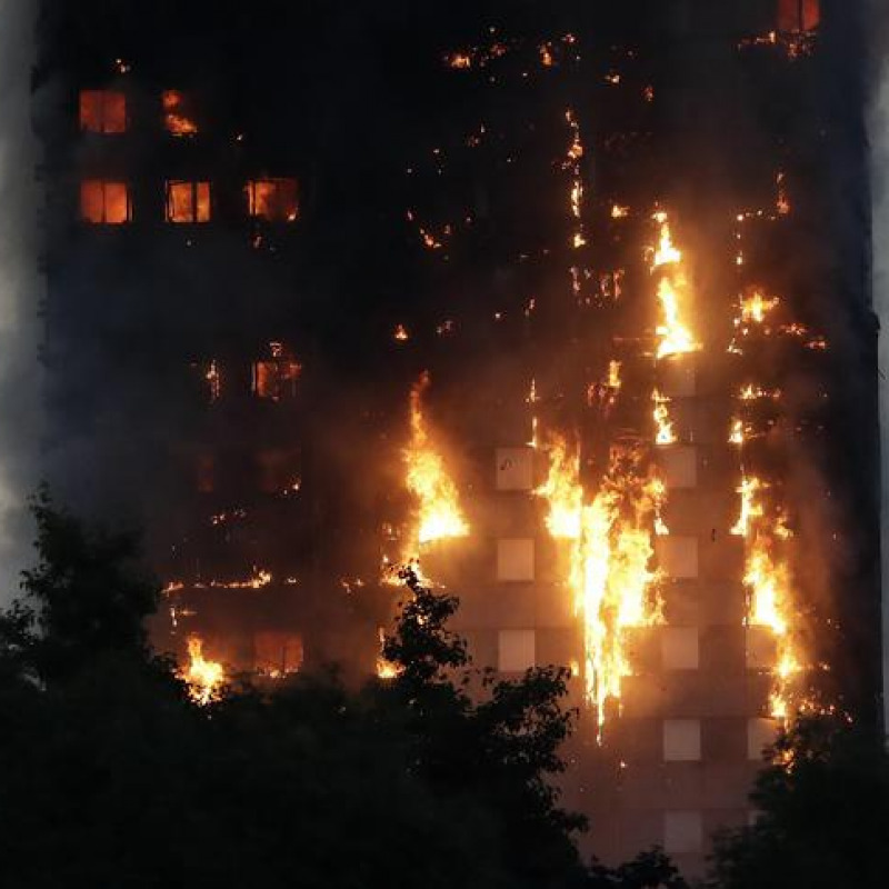 Inferno di cristallo a Londra, grattacielo in fiamme