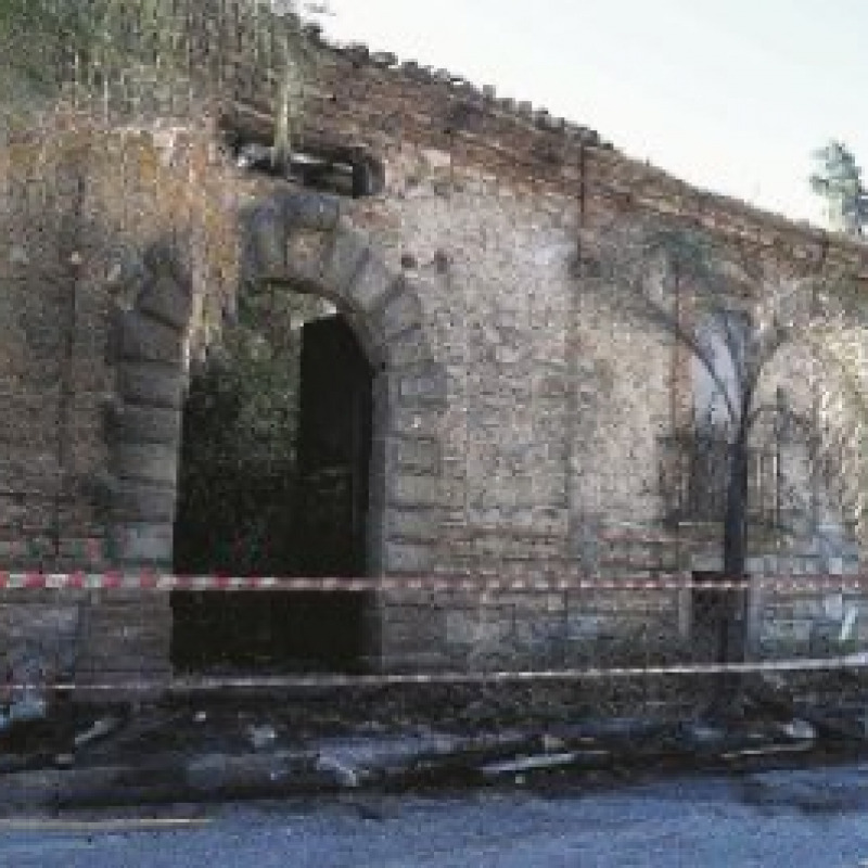 Mileto violenta, fiamme nell'ex palazzo arcivescovile