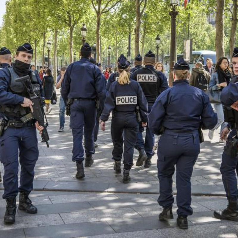 Auto su furgone polizia a Champs Elysee. 'E' atto terroristico'