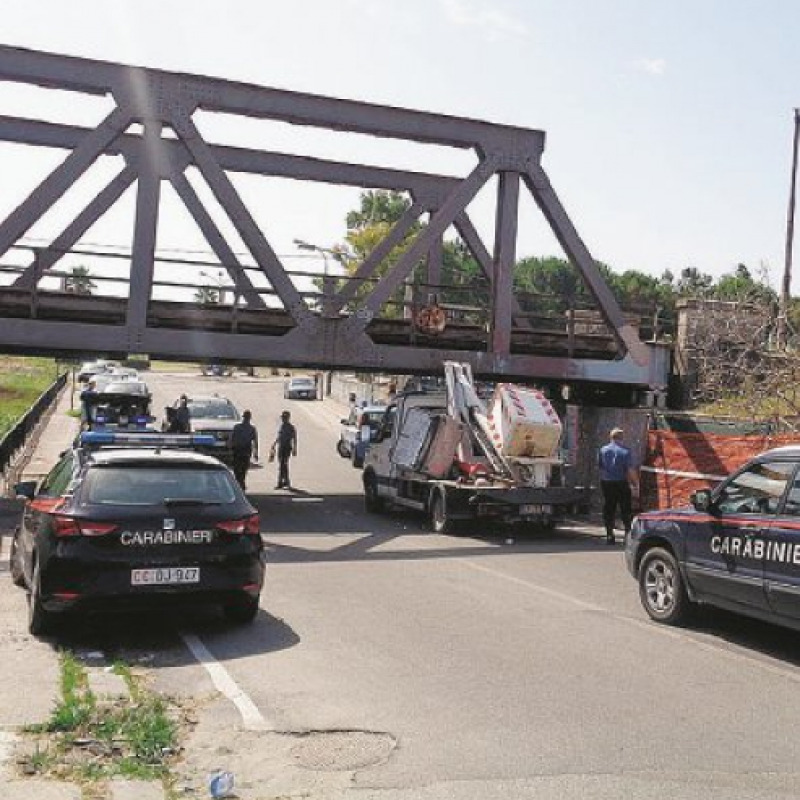 Camion sbatte contro il ponte, feriti due operai