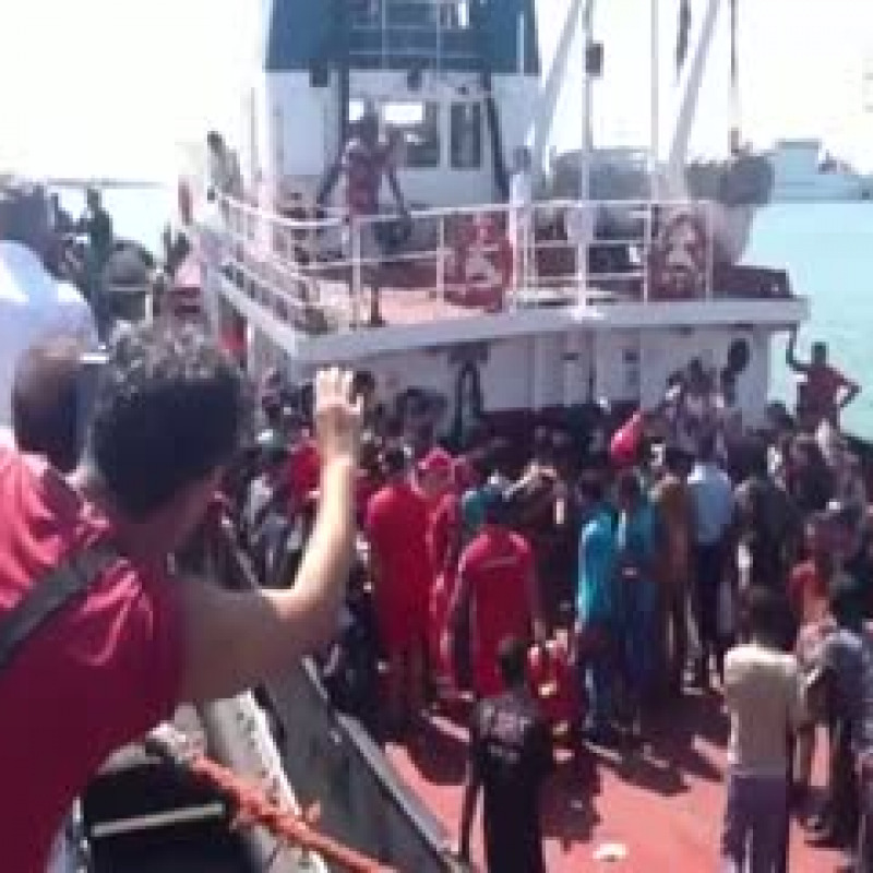 Migranti, sbarcano in 356 ci sono anche otto morti