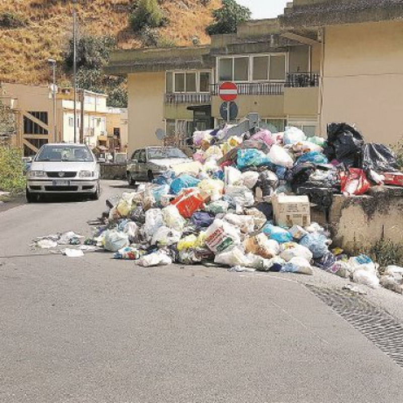 Vivere con i rifiuti aspettando il Dalai Lama