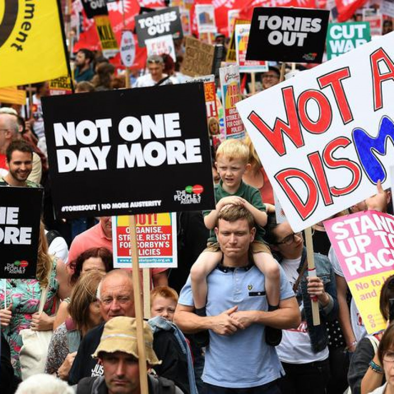 Migliaia in marcia contro la May: "Dimettiti"