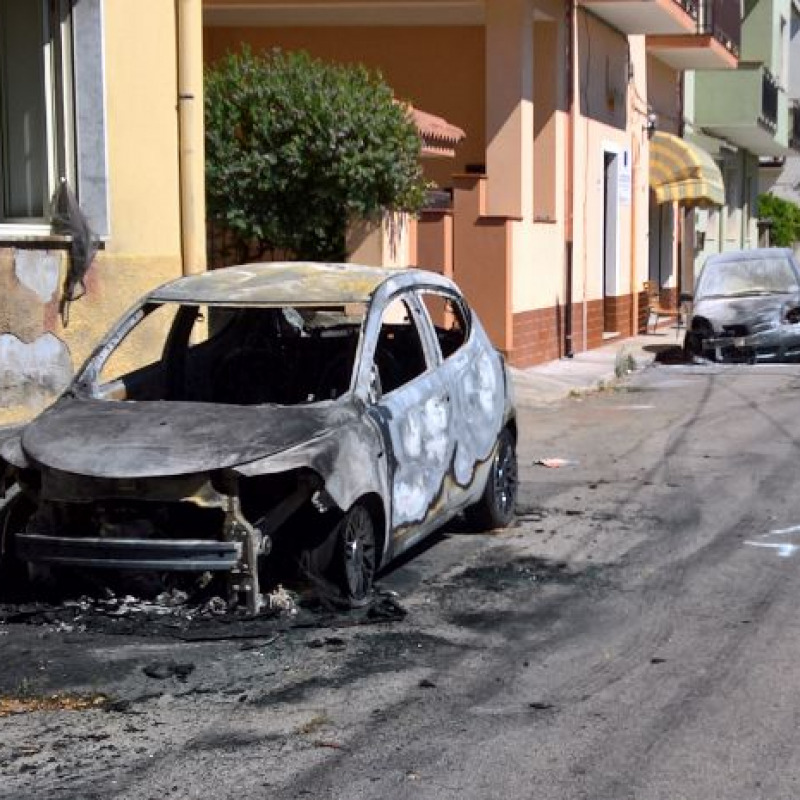 A fuoco due auto, indagano i carabinieri