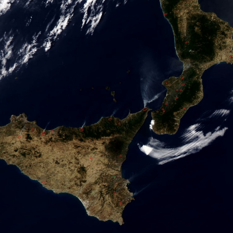I roghi in Sicilia e Calabria dal satellite Nasa