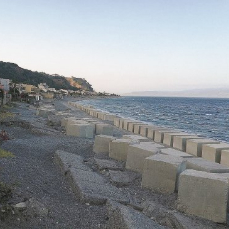 La “muraglia” riduce la spiaggia
