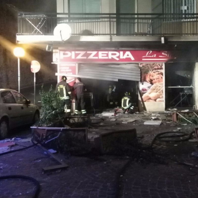 In fiamme pizzeria nel centro di Crotone
