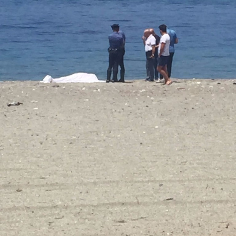 Ritrovato sulla spiaggia il cadavere di un anziano