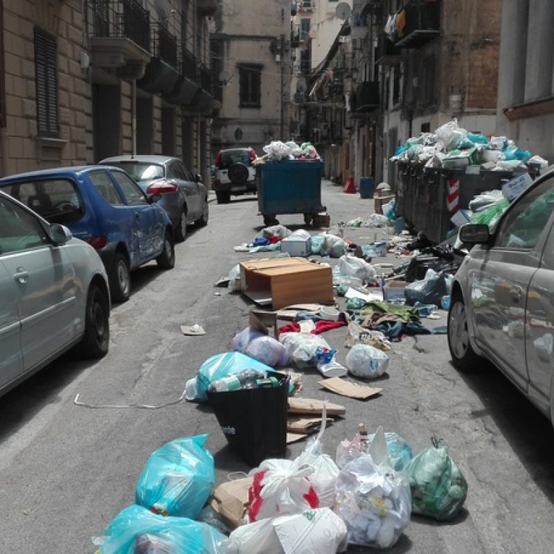 Mancata raccolta rifiuti, protesta a Palermo