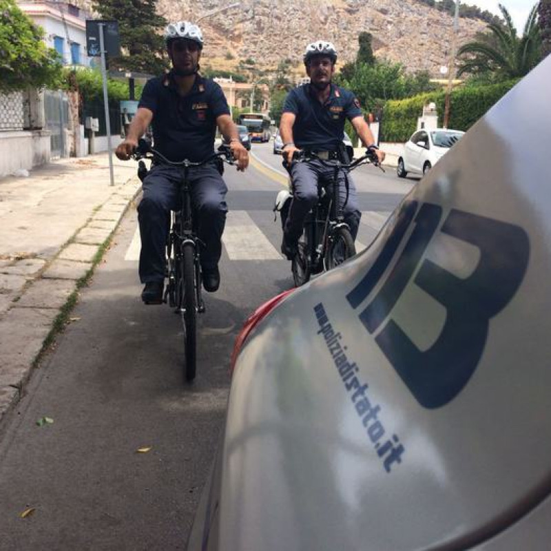Palermo, poliziotto di quartiere in bici contro gli scippi