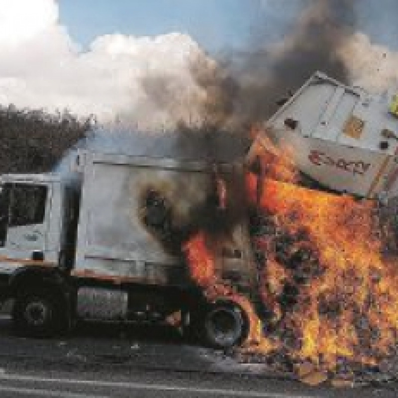 Camion dei rifiuti prende fuoco in tangenziale
