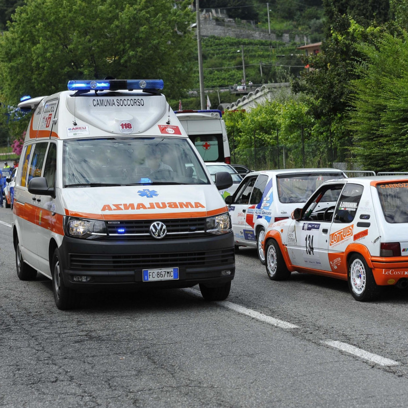 Auto esce di strada, morto commissario di gara