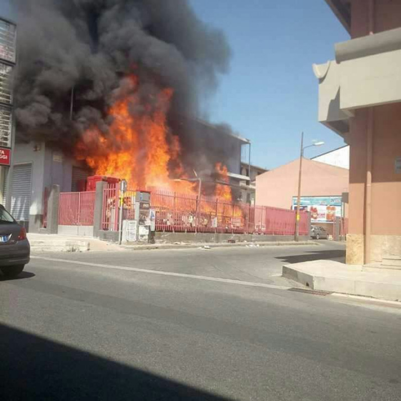 Brucia un supermercato, panico a Cirò