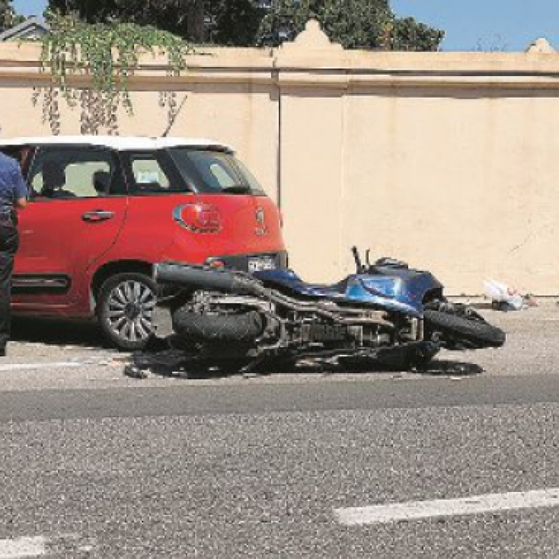 Incidente tra moto e due auto, ferito finisce all'ospedale