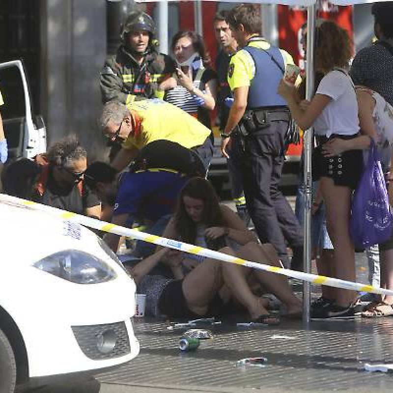 Terrore a Barcellona, furgone fa strage sulla Rambla