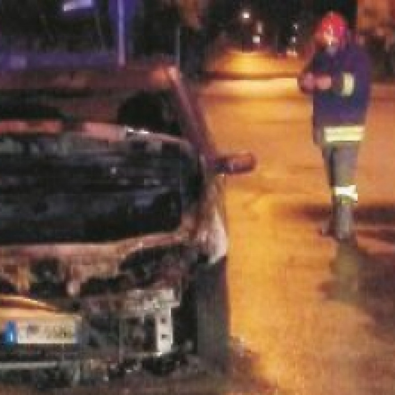 Intimidazione a un carabiniere, ignoti incendiano la sua auto