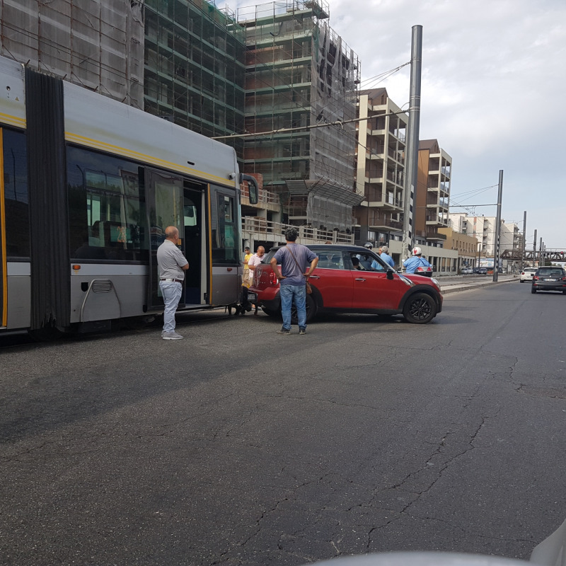 Incidente in Via Bonino, scontro tram-auto