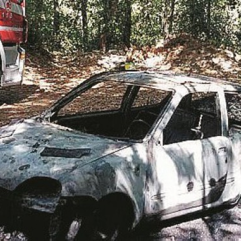 Rogo distrugge un'auto, in salvo la conducente