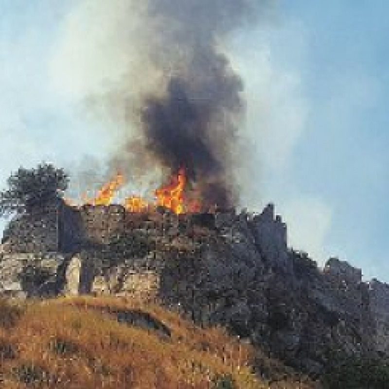 A fuoco le rovine del castello Paura tra i residenti del borgo