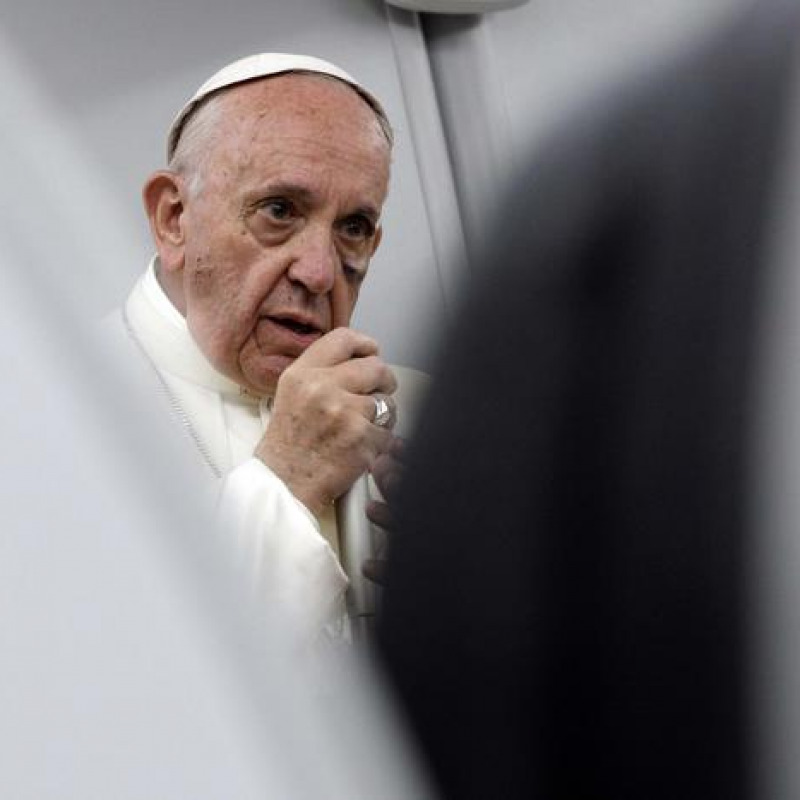 Il Papa: "Bene la linea del governo su migranti e Libia"