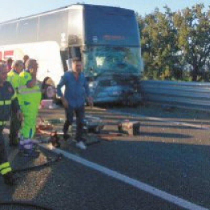 Scontro auto-pullman sulla 106, due feriti gravi