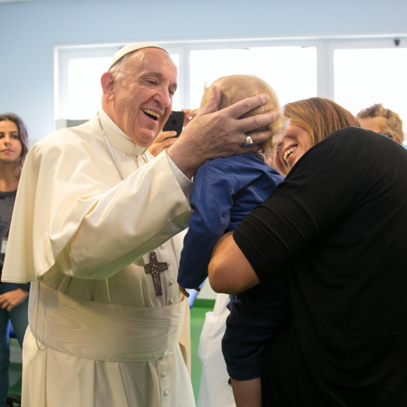 Il Papa visita a sorpresa un centro per la riabilitazione