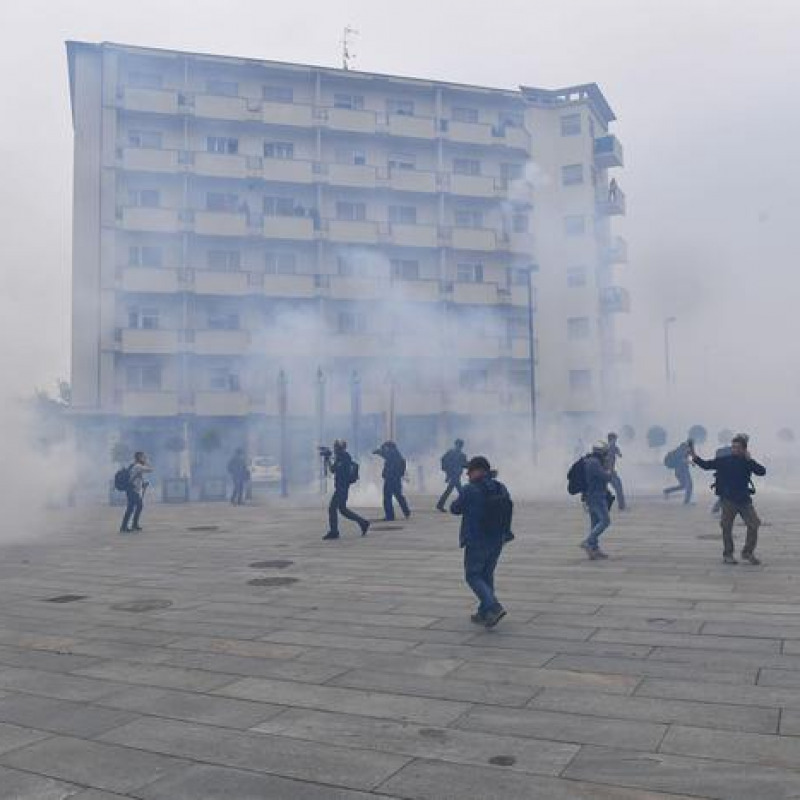 Petardi e fumogeni contro forze dell'ordine