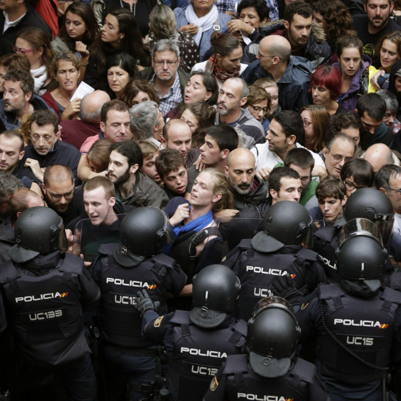 Catalogna, scontri nei seggi